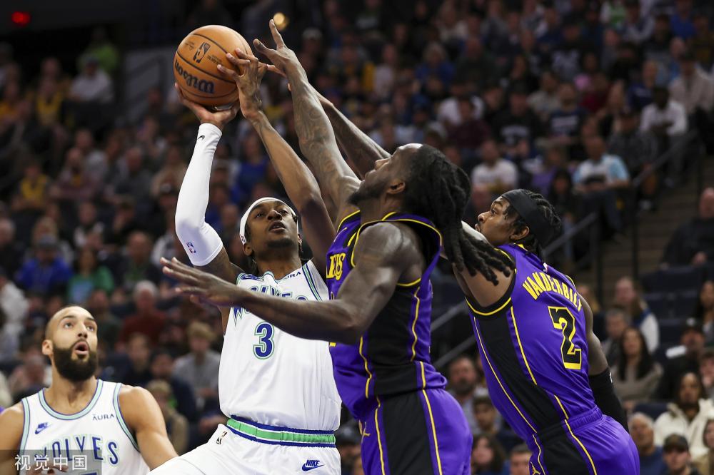 篮球场上有 篮球场上有